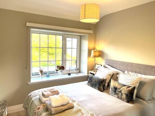 Un pat sau paturi într-o cameră la Charming Cosy 4-Bed House in Killarney