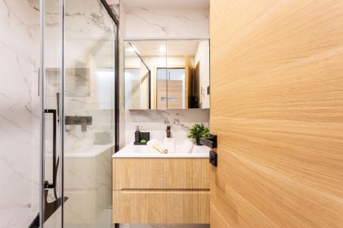 une salle de bain avec douche et lavabo dans l'établissement Agrianthe Palmiers AP4380 By Riviera Holiday Homes, à Villefranche-sur-Mer