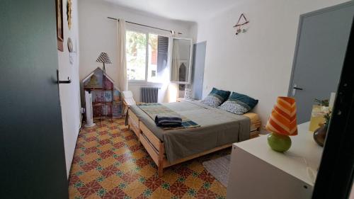 une chambre avec un lit et une fenêtre dans l'établissement Chez Annie chambre d'hôte, à Sète
