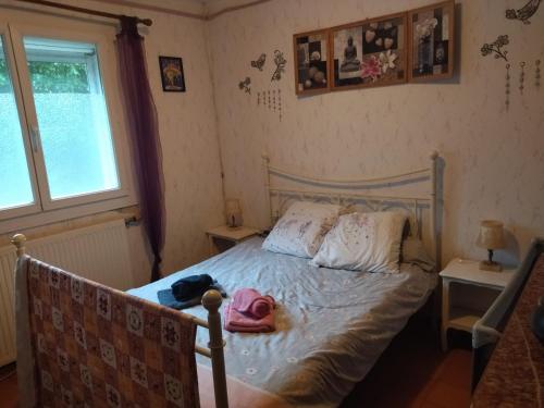 - une chambre avec un lit et une fenêtre dans l'établissement F1 chambre et cuisine, à Reynès