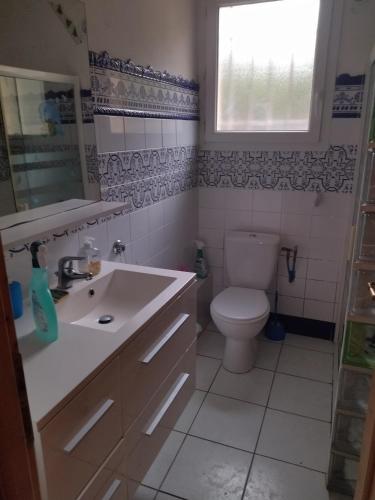 bagno con servizi igienici, lavandino e finestra di F1 chambre et cuisine a Reynès