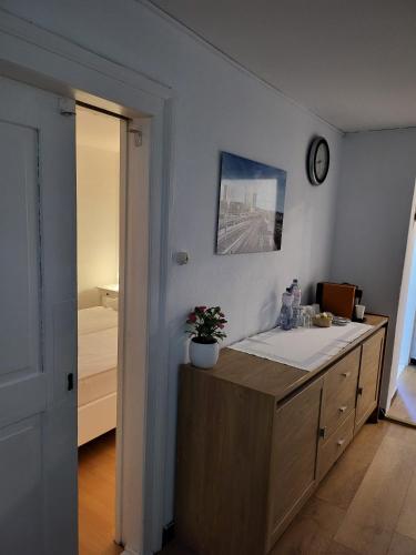 bagno con bancone e lavandino in camera di Bastis Central Guesthouse Lucerne City a Lucerna