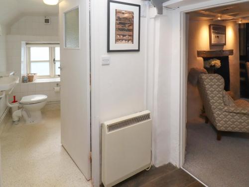ein Badezimmer mit einem Heizkörper und einem WC in der Unterkunft Cosy Cottage in Burford