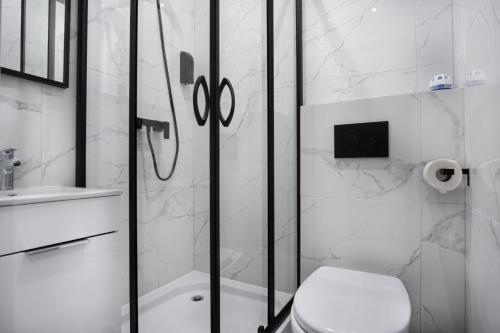 W łazience znajduje się prysznic, toaleta i umywalka. w obiekcie Dream Aparts - Piotrkowska 33 w Łodzi