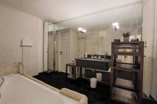 baño con bañera y espejo grande en FIERA Milano-City LIFE FREE PARKING Villa Anglia' s Bridge, en Milán