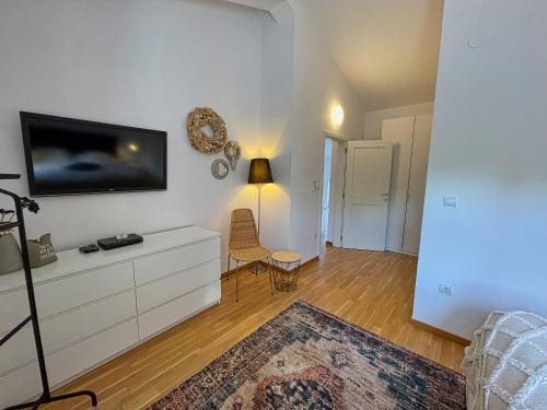 TV a/nebo společenská místnost v ubytování Villas Adagio