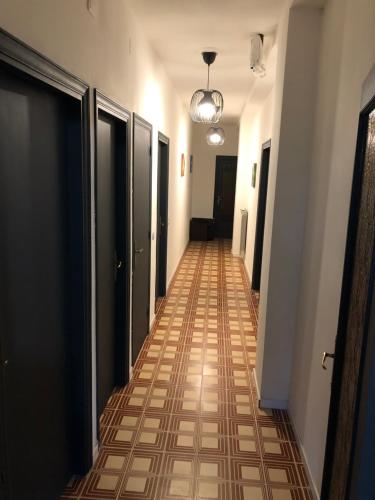 a hallway with a tile floor in a building at Gli ulivi Gualdo Tadino Uniquement de samedi à samedi Lits pour 10 personnes in Pieve di Compresseto