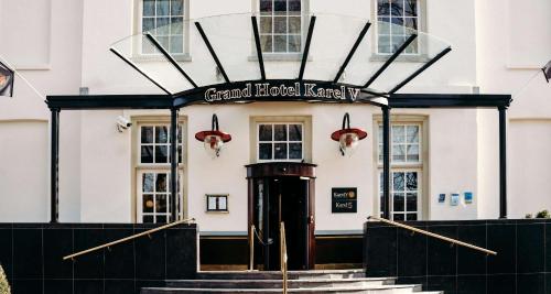 ein Gebäude mit einem Schild, auf dem die großen Hotelgäste stehen in der Unterkunft Grand Hotel Karel V in Utrecht