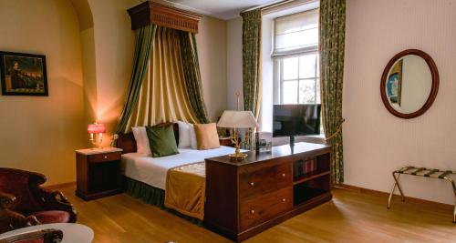 Postel nebo postele na pokoji v ubytování Grand Hotel Karel V