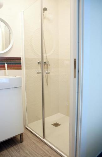 a shower with a glass door in a bathroom at Alojamiento EntreHoces in Cuenca