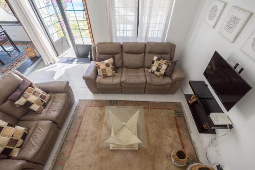 eine Draufsicht auf ein Wohnzimmer mit einer Couch in der Unterkunft 3BR House - Parking - Pool - 15 min walk to Beach in Mogán