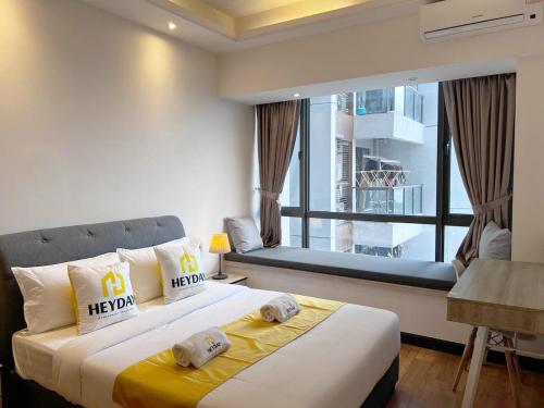 - une chambre avec un grand lit et une fenêtre dans l'établissement R&F Princess Cove@2Bed2Bath, à Johor Bahru