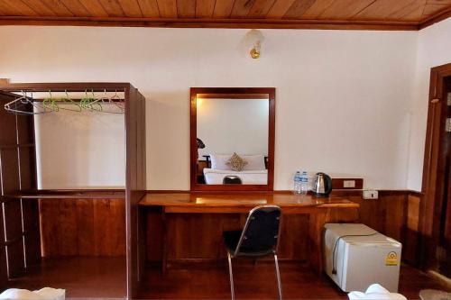 a desk with a mirror and a chair in a room at Bontai Resort, Don Khon in Ban Khon