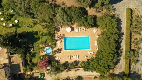 een luchtzicht op een tuin met een zwembad bij Case Di Latomie in Castelvetrano Selinunte