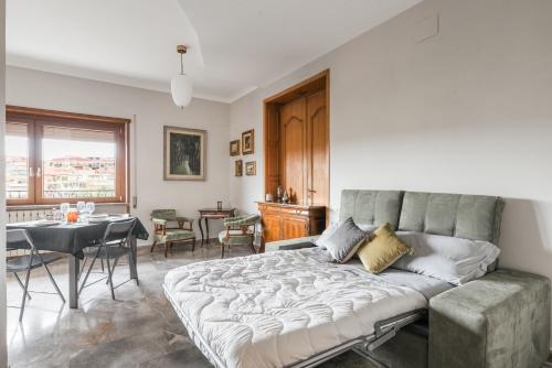 - une chambre avec un grand lit et une salle à manger dans l'établissement Dalia's Place, à Rome