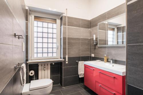 La salle de bains est pourvue de toilettes, d'un lavabo et d'une fenêtre. dans l'établissement Dalia's Place, à Rome