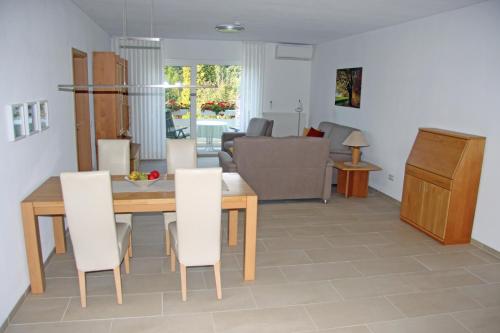 cocina y sala de estar con mesa y sillas en Ferienwohnung Brandheide, en Recklinghausen