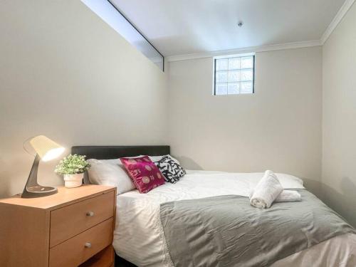 una camera con letto, cassettiera e finestra di Compact 2B1B Centre of CBD near QV Shopping Centre a Melbourne