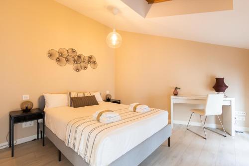 1 dormitorio con 1 cama grande con sábanas blancas en INSIDEHOME Apartments - La Casita de Montse, en Palencia
