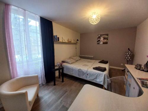 Kleines Zimmer mit einem Bett und einem Fenster in der Unterkunft Apart sud vendee, zen et confort centre bourg in Saint-Hilaire-des-Loges