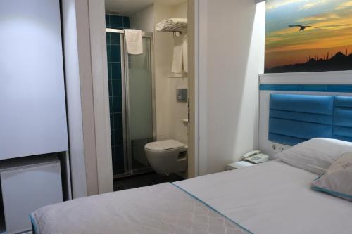 1 dormitorio con 1 cama y baño con ducha en Star Holiday Hotel, en Estambul
