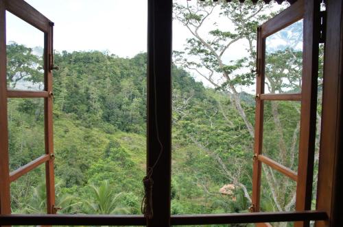 ゴールにあるニヤガマ ハウスの森の景色を望む開口窓