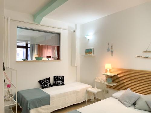 1 dormitorio con 2 camas y espejo en Piccolo Loft Sabbia e Sassi - Incantevole Loft sulla Costa dei Trabocchi, en San Vito Chietino