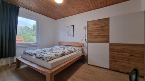 um quarto com uma cama e uma janela em Apartment- Zimmer Pernter em Köflach
