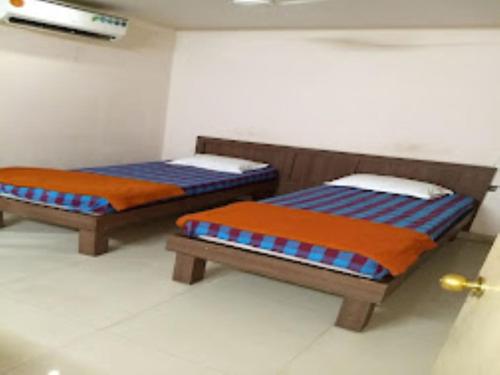 Un pat sau paturi într-o cameră la Hotel Vaibhav Telangana