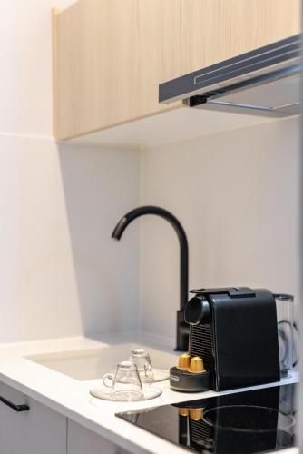 Η κουζίνα ή μικρή κουζίνα στο Amalthia Luxury Suites