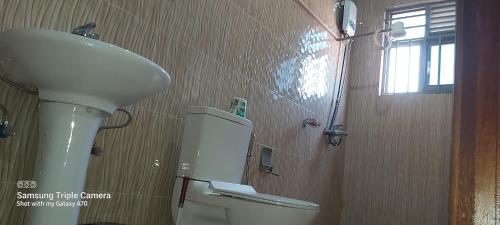 Ένα μπάνιο στο Remarkable 3-Bed House in Kigali