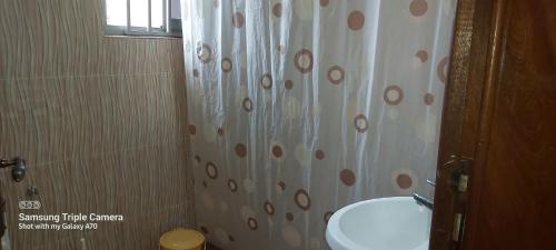 Ένα μπάνιο στο Remarkable 3-Bed House in Kigali