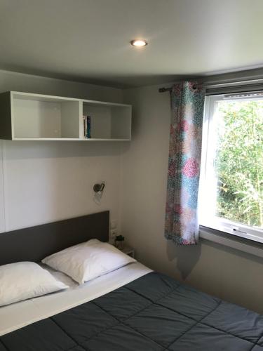 - une chambre avec un lit et une fenêtre dans l'établissement CAMP'HOTEL LE THAO LA ROCHELLE-ILE DE RE, à LʼHoumeau