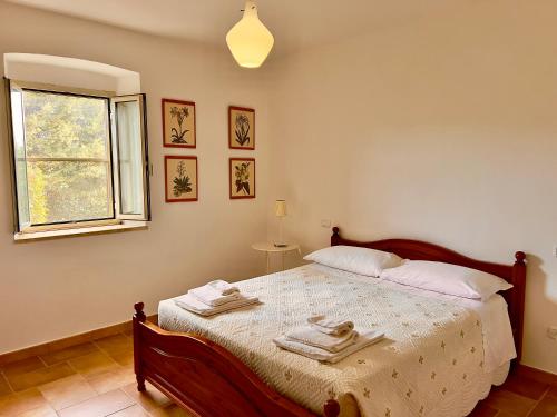 um quarto com uma cama com toalhas em Carpine Agriturismo Bio in Maremma em Alberese