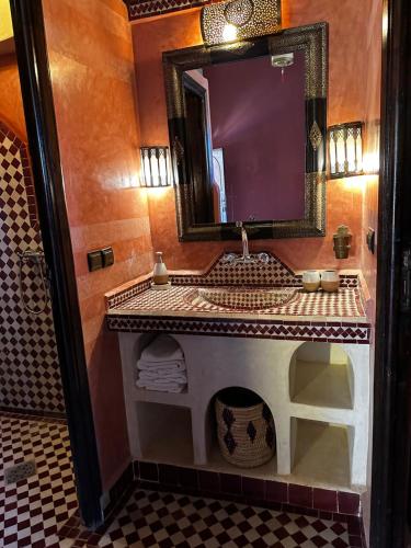 uma casa de banho com um lavatório e um espelho em Dar Hassan Merzouga em Merzouga