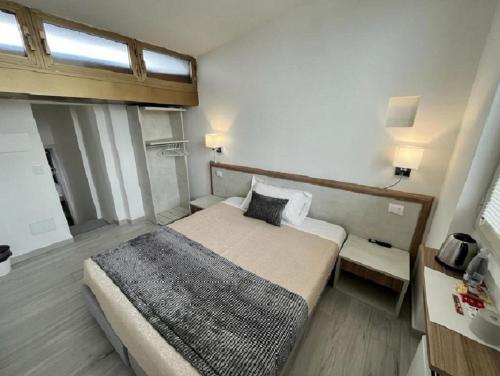 - une chambre avec un grand lit et une fenêtre dans l'établissement Affittacamere Sunset House, à Florence