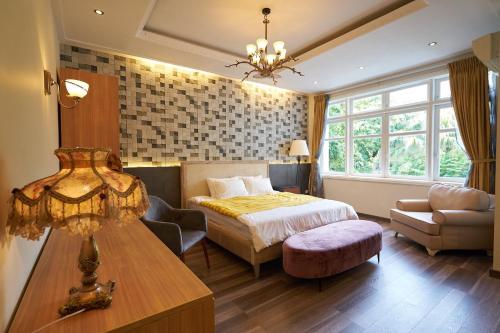 sypialnia z łóżkiem i stołem w pokoju w obiekcie Luxury Garden Villa with premium spa 4 bedrooms Ciputra w mieście Hanoi