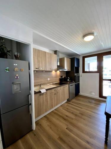 - une cuisine avec du parquet et un réfrigérateur dans la chambre dans l'établissement T4 proche centre ville: 6 pers - balcon - clim, à Avignon
