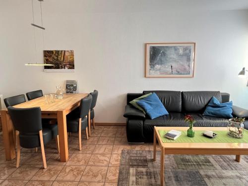 una sala de estar con una mesa y un sofá en Apartment Schwarzwaldblick III by Interhome, en Bernau im Schwarzwald