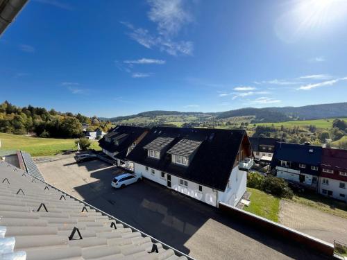 Una vista aérea de un edificio con estacionamiento. en Apartment Schwarzwaldblick III by Interhome, en Bernau im Schwarzwald