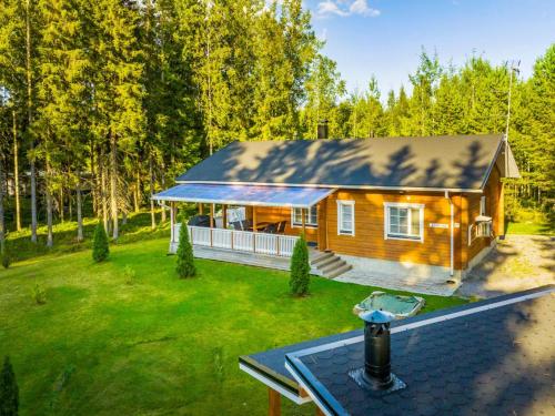 una vista aérea de una casa pequeña con techo en Holiday Home Aapeli iso by Interhome en Inhantehtaat