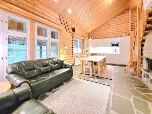 - un salon avec un canapé en cuir et une table dans l'établissement Holiday Home Karpalo by Interhome, à Ylläsjärvi