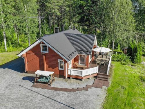 Una vista aérea de una casa pequeña con porche. en Holiday Home Kannelpirtti 2 by Interhome, en Puromäki