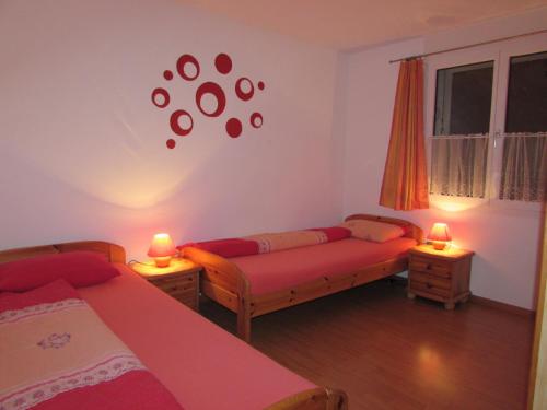 A bed or beds in a room at Ferienwohnung Vonlanthen