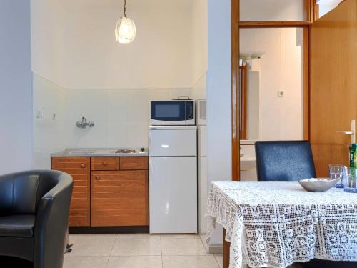 Kuchyňa alebo kuchynka v ubytovaní Apartment Alba-3 by Interhome