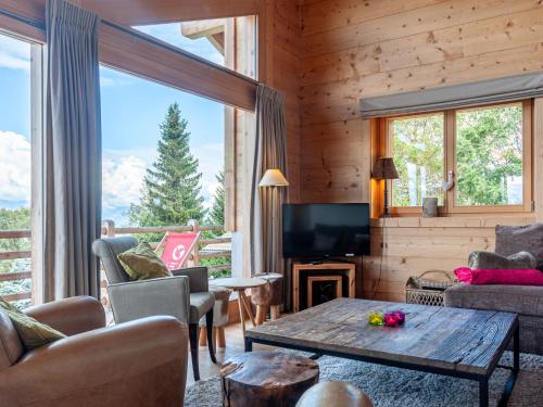 ein Wohnzimmer mit einem Sofa und einem Tisch in der Unterkunft Chalet Chalet Jadi by Interhome in Nendaz