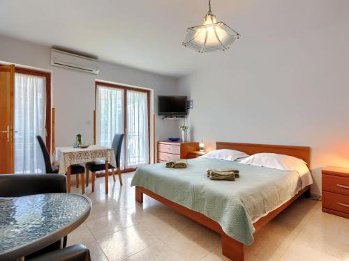 Posteľ alebo postele v izbe v ubytovaní Apartment Alba-3 by Interhome