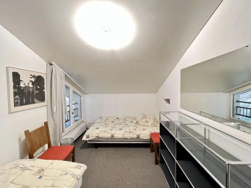 ロイカーバートにあるApartment Ringstrasse - Utoring-49 by Interhomeの白い部屋で、ベッド2台、窓が備わります。