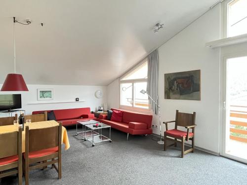 ロイカーバートにあるApartment Ringstrasse - Utoring-49 by Interhomeのリビングルーム(赤い家具、窓付)