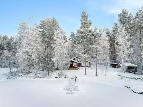 HuuhanahoにあるHoliday Home Tatunmökki by Interhomeの雪の森の小屋